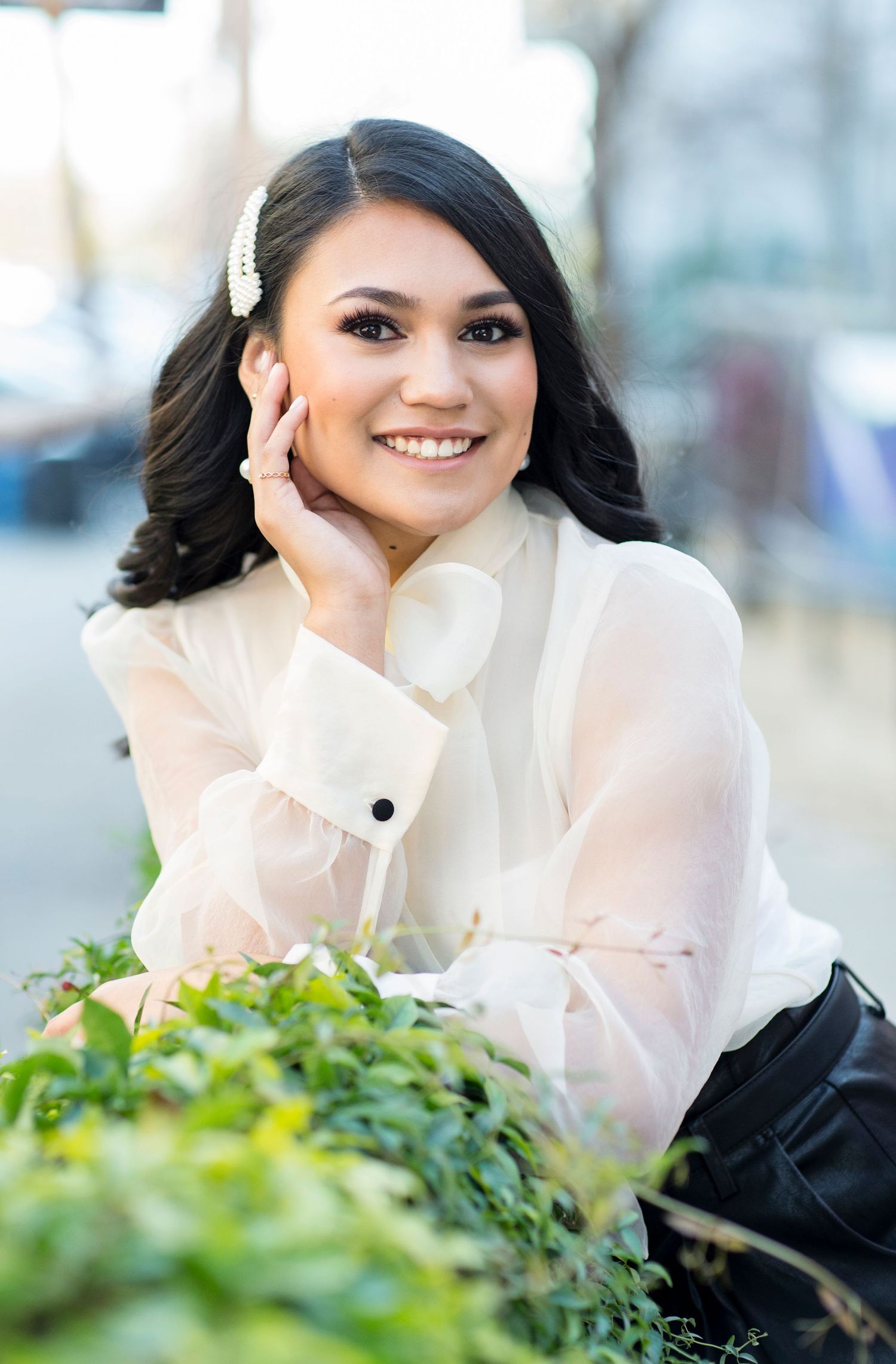 Robin Jansky Photography senior portrait outdoors near green foliage